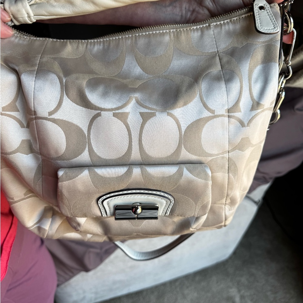 LOW START Coach Beige Signature Shoulder Bag